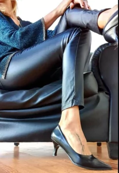 Stiletto Ecocuero liso negro - comprar online