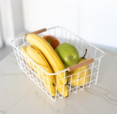 Canasto metálico con manija de madera