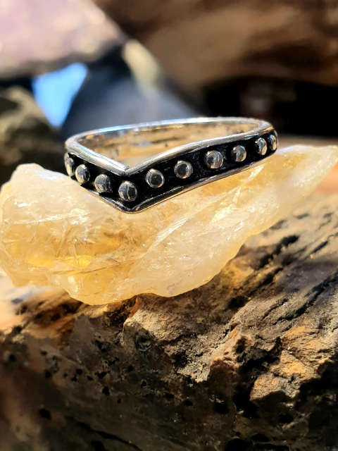 Anillo V con esferas plata 925