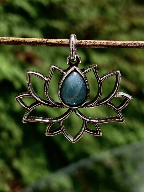 Colgante flor de loto con Larimar