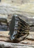 Anillo con labradorita/cuarzo/obsidiana en metal blanco. Estalagmitas en internet