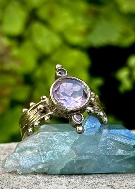 Anillo con amatista/ prasiolita o cuarzo rosa en metal blanco. Amor divino - comprar online