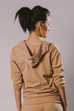Blusa com capuz detalhe renda renascença na internet