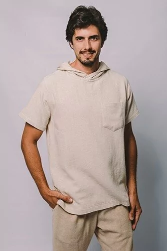 T-shirt com bolso e capuz