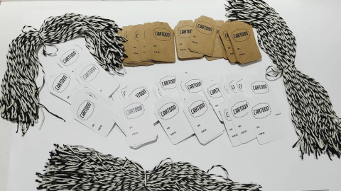 Tags con hilo personalizadas chicas en internet