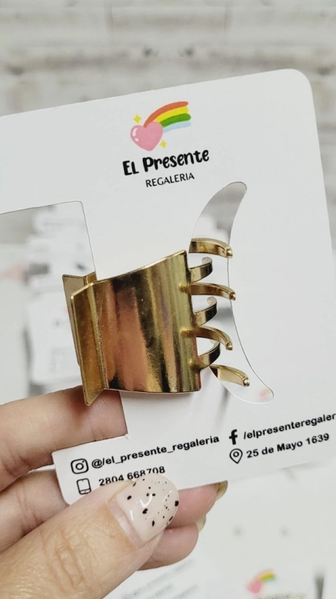 Tarjetón con troquel para ganchos