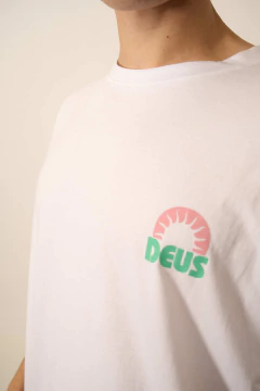 Remera Deus en internet