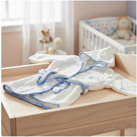 B Y B Bata De Baño Con Capucha Blanca y Detalles Color Con Apliques Bordados (5001) - comprar online