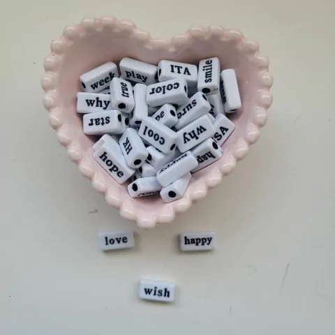 Potinho de miçangas de palavras