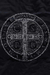 Camiseta Católica Estampada com a Medalha de São Bento cor Preto