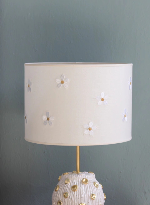 Pantalla Bordada Margarita - comprar online