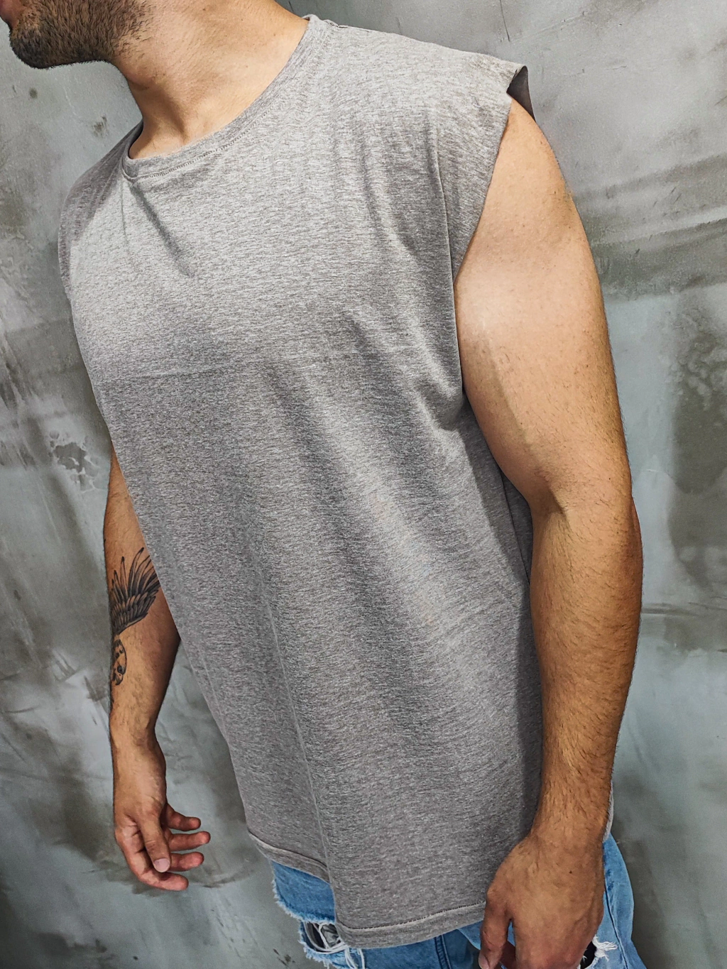 Remera Sin Manga Okhlan Gris