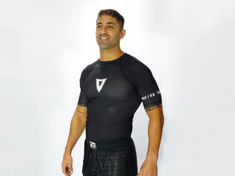 Remera de compresión Shaka.