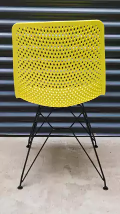 SILLA PLÁSTICA COLOR AMARILLO CON PATAS METÁLICAS en internet