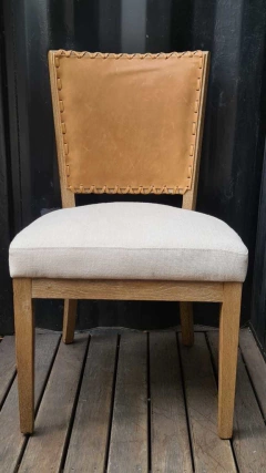 SILLA DE ROBLE CON CUERO Y LINO