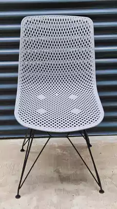 SILLA PLÁSTICA COLOR TIZA CON PATAS METÁLICAS