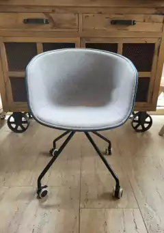 SILLA NÓRDICA DE OFICINA CARCASA PETROLEO GENERO GRIS