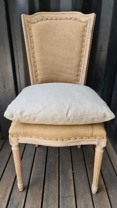SILLA LOUIS DE ROBLE Y ARPILLERA CON TAPIZADO DE LINO