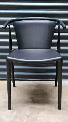 SILLA WISHBONE PLÁSTICA COLOR NEGRO