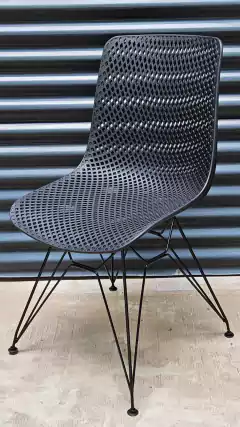 SILLA PLÁSTICA COLOR NEGRO CON PATAS METÁLICAS en internet