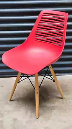 SILLA EAMES LUCERO MAGENTA - comprar online