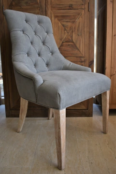 SILLA DE ROBLE DECAPADO CON CAPITONE COLOR GRIS