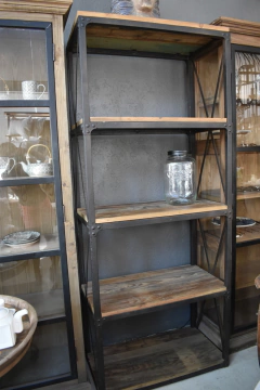 BIBLIOTECA DE HIERRO Y MADERA