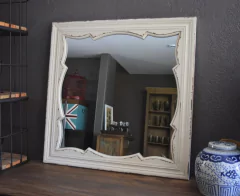 Espejo cuadrado con marco de madera blanco