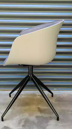 SILLA ESCANDINAVA CON TAPIZADO GRIS en internet