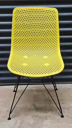 SILLA PLÁSTICA COLOR AMARILLO CON PATAS METÁLICAS