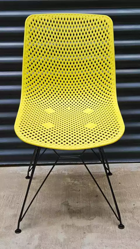 SILLA PLÁSTICA COLOR AMARILLO CON PATAS METÁLICAS