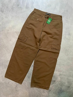 JEAN MOM BAGGY CARGO CHOCOLATE en internet