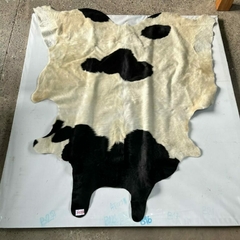 Cuero de Vaca Blanco y Negro – H09