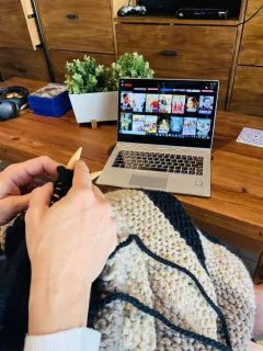 Kit para tejer Manta "KNITFLIX La revancha" nivel intermedio en internet