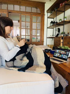 Kit para tejer Manta "KNITFLIX La revancha" nivel intermedio - comprar online