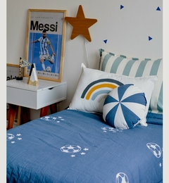 Acolchado azul con estampado de fútbol y estrellas, perfecto para una cama infantil llena de estilo.