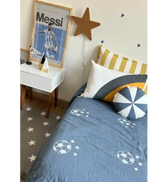 Acolchado  para chicos con estampado de fútbol y estrellas, perfecto para una cama infantil llena de estilo. Varias medidas, reversibles y personalizable!