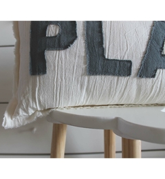 ¡Dale un toque canchero y divertido a la Deco de tus chicos! Nuestro almohadón Play es perfecto para agregar un toque de color y personalidad a tu habitación. Es ideal para peques y adolescentes sumando diversión en su decoración.