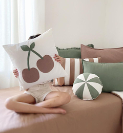 Este almohadón Cherry es el complemento perfecto para la habitación de tu nena. Las cerezas están de moda y este almohadón es el toque perfecto para agregar un poco de dulzura y estilo