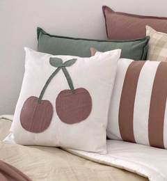 Almohadón Cherry, la decoración más trendy para la habitación de tu peque! Las cerezas están de moda y este almohadón es el toque perfecto para agregar un poco de dulzura y estilo