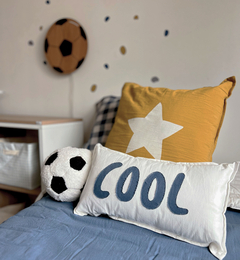 Pelota de fútbol convertida en almohadón para decorar el cuarto de tu pequeño