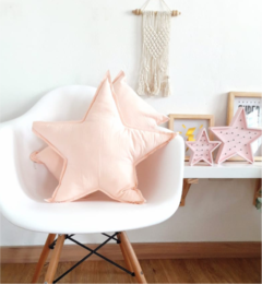 Agregá un detalle mágico y colorido a la habitación de tus hijos con nuestros almohadones Estrella. Pequeño formato ideal para chicos o  ropa de cama de cunas y apegos para bebés! 