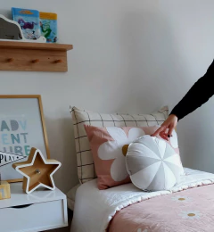 Almohadón Circus gris de diseño divertido y llamativo para decoración de habitacion infantil o juvenil