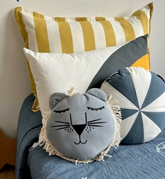 Almohadón León Alex con melena suavecita y cara adorable. Ideal muñeco de apego o Decoración de habitación infantil temática animales.