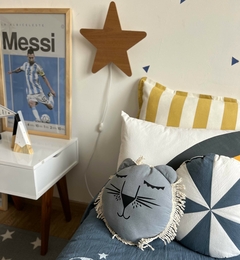 Almohadón León Alex con melena suavecita y cara adorable. Ideal muñeco de apego o Decoración de habitación infantil temática animales.