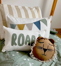 Almohadón infantil Roar, diseño divertido y colorido para la decoración de habitaciones para niños o bebés.