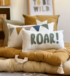Almohadón infantil Roar, diseño divertido y colorido para la decoración de habitaciones para niños o bebés.