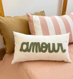 Almohadón AMOUR en color Verde, diseño delicado para sumar color y dulzura a la habitación de tu peque!