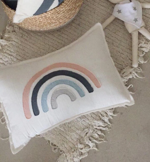Almohadón Arcoiris para chicos, gamas de colores que van a amar! Los arcoiris son una de las temáticas preferidas para habitaciones infantiles! Suma alegría a la Deco Infantil de tu casa!