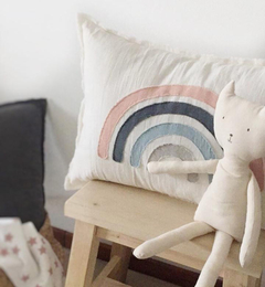 Almohadón Arcoiris para chicos, gamas de colores que van a amar! Los arcoiris son una de las temáticas preferidas para habitaciones infantiles! Suma alegría a la Deco Infantil de tu casa!